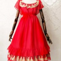 Rückansicht Chiffon Kleid in rot mit Spitzenkragen und Rüschenund kurzen Aermeln auf Schaufensterpuppe