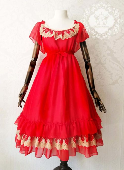 Rückansicht Chiffon Kleid in rot mit Spitzenkragen und Rüschenund kurzen Aermeln auf Schaufensterpuppe