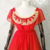Rückansicht Chiffon Kleid in rot mit Spitzenkragen und kurzen Aermeln