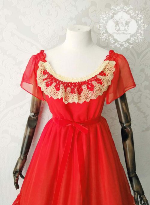 Rückansicht Chiffon Kleid in rot mit Spitzenkragen und kurzen Aermeln