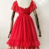 Rückansicht Chiffon Kleid in rot mit Schnürrung an Schneiderpuppe