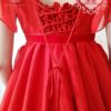 Rückansicht Chiffon Kleid in rot mit Schnürrung getragen