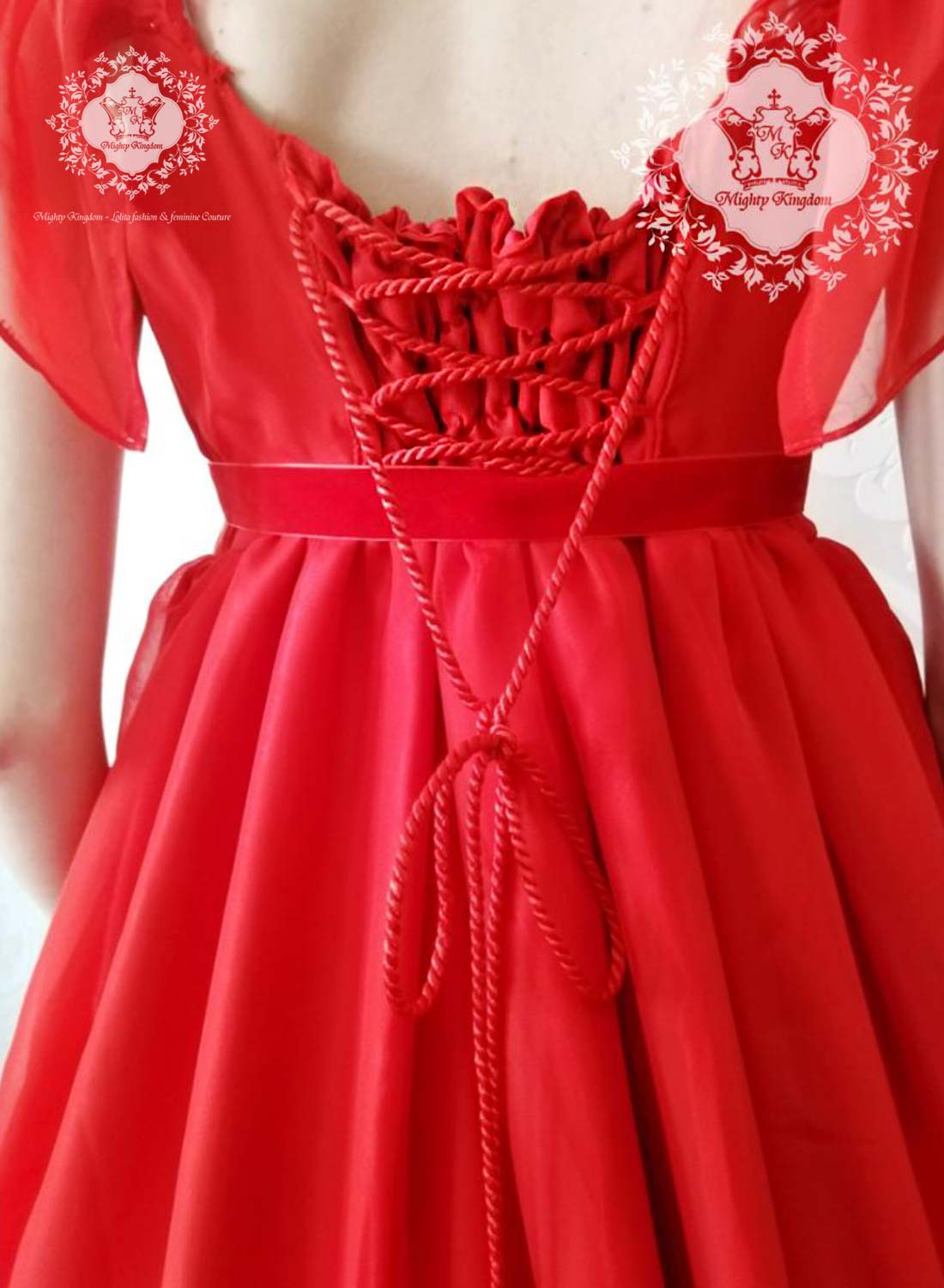 Rückansicht Chiffon Kleid in rot mit Schnürrung getragen