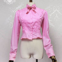 Rüschenbluse in Pink mit Schleife und Stehkragen an einer Puppe