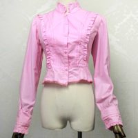 Rüschenbluse in Pink ohne Schleife und Stehkragen an einer Puppe