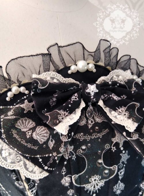 Nahaufnahme einer Schleife des Magical Sea World Kleides in schwarz-weiss