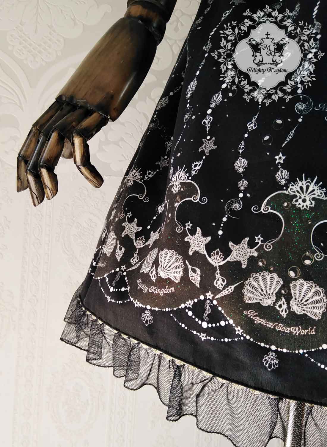 Detailansicht des Stoffmusters des Magical Sea World Kleides schwarz mit Glitzer