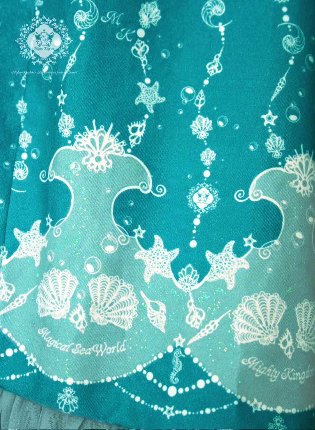 Detailansicht des Stoffmusters des Magical Sea World Kleides in teal mit Glitzer