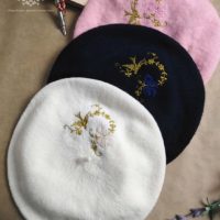 Drei bestickte Orni Damen-Berets in Weiß, Navy-Blau, Rosa